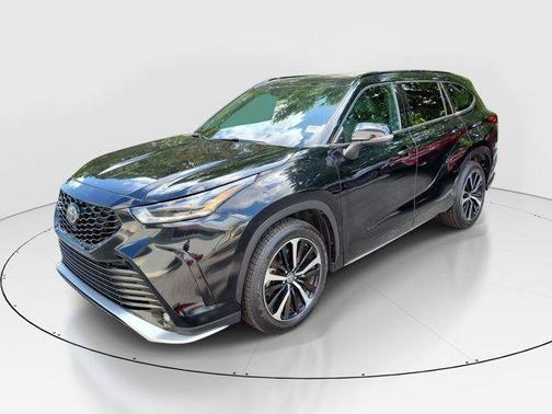 Midnight Black Metallic 2022 Toyota Highlander XSE