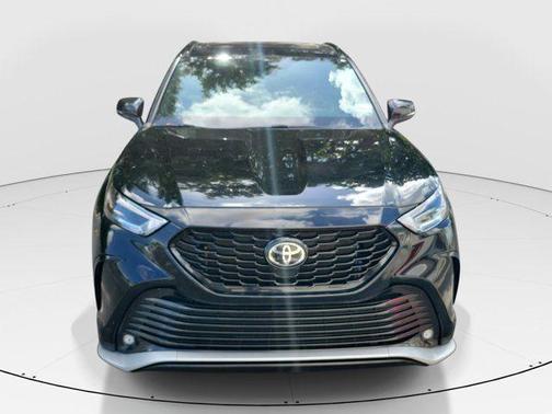 Midnight Black Metallic 2022 Toyota Highlander XSE