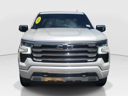 Iridescent Pearl Tricoat 2025 Chevrolet Silverado 1500 High Country