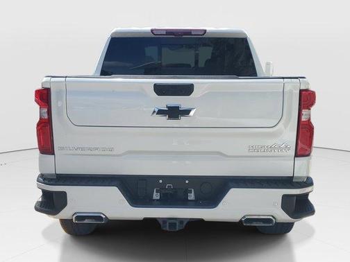Iridescent Pearl Tricoat 2025 Chevrolet Silverado 1500 High Country