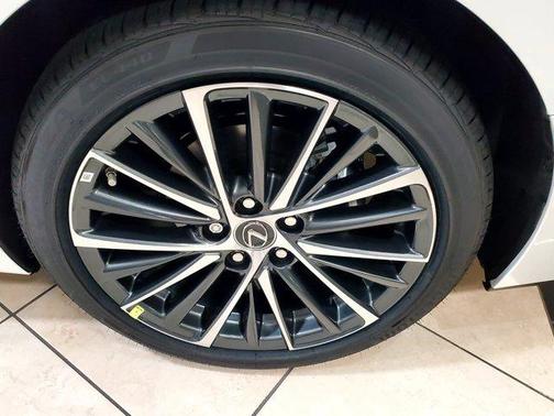 2025 Lexus ES 300h Base