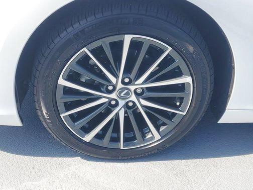 White Pearl 2025 Lexus ES 350