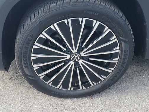 Pure White 2025 Volkswagen Taos 1.5T SE