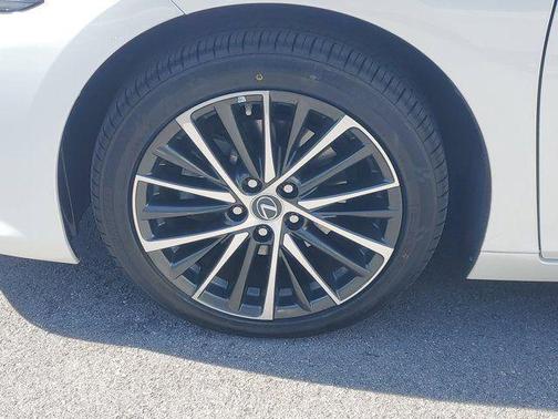 Pearl 2023 Lexus ES 300h