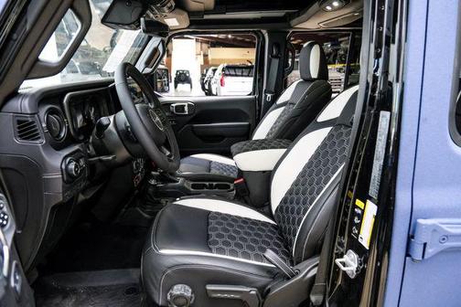 Black Clearcoat 2025 Jeep Wrangler Rubicon