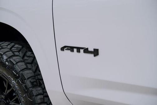 2025 GMC Yukon 4WD AT4