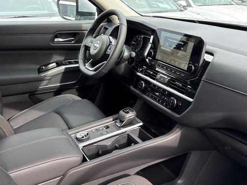 2025 Nissan Pathfinder SL 4WD