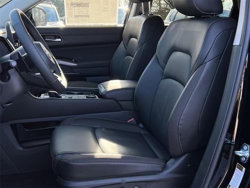 2025 Nissan Pathfinder SL 4WD