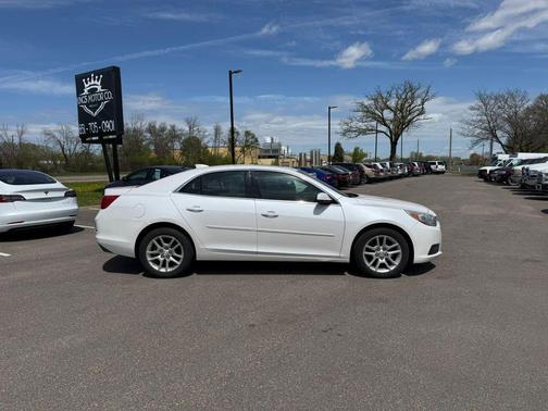 White 2015 Chevrolet Malibu 1LT