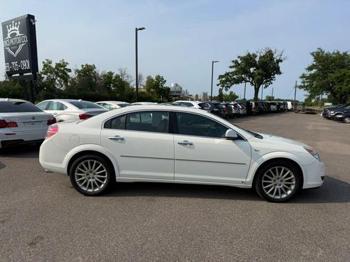 White 2008 Saturn Aura XR