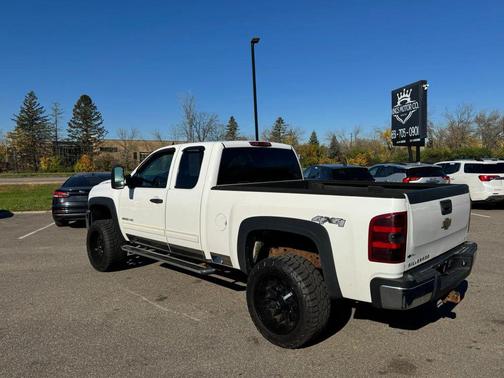 White 2009 Chevrolet Silverado 2500 LT Extended Cab