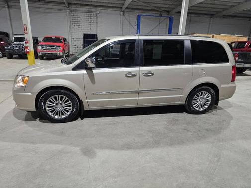 2016 Chrysler Town & Country Touring-L