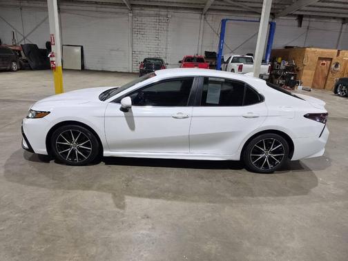 Super White 2021 Toyota Camry SE