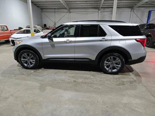 2021 Ford Explorer XLT AWD 4dr SUV