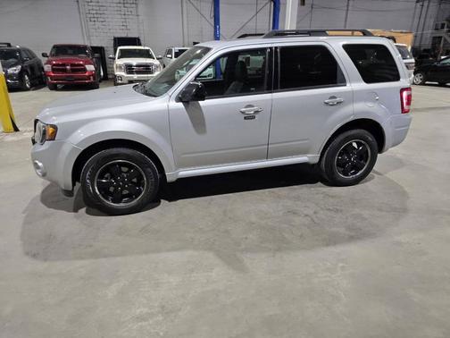 Brilliant Silver Clearcoat Metallic 2009 Ford Escape XLT