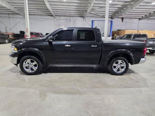 Brilliant Black Crystal Pearlcoat 2017 RAM 1500 Big Horn