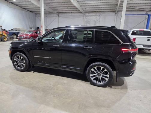 Diamond Black Crystal Pearlcoat 2022 Jeep Grand Cherokee Overland