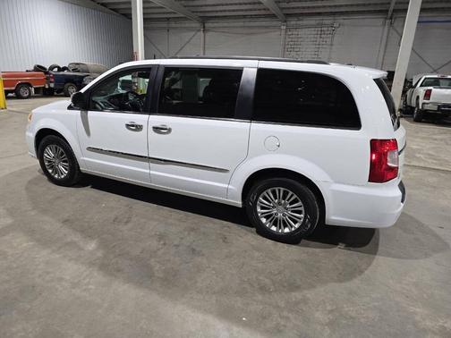 Bright White Clearcoat 2016 Chrysler Town & Country Touring-L