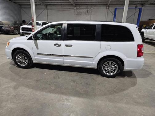 Bright White Clearcoat 2016 Chrysler Town & Country Touring-L