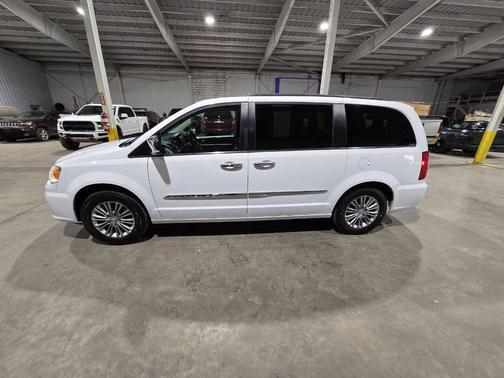 Bright White Clearcoat 2016 Chrysler Town & Country Touring-L