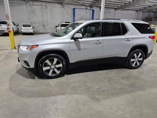 Silver Ice Metallic 2018 Chevrolet Traverse LT Leather
