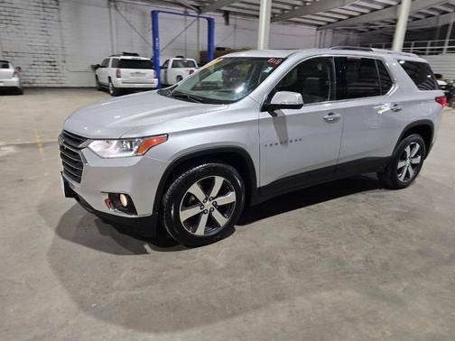 Silver Ice Metallic 2018 Chevrolet Traverse LT Leather