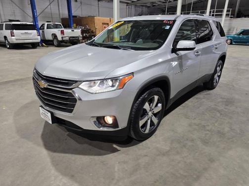 Silver Ice Metallic 2018 Chevrolet Traverse LT Leather