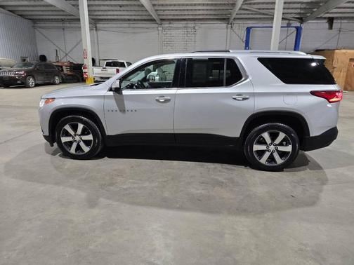 Silver Ice Metallic 2018 Chevrolet Traverse LT Leather