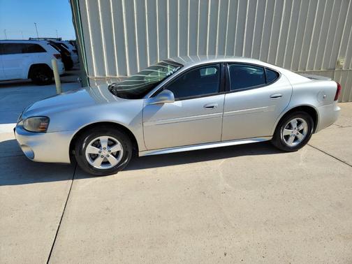 Photo 3 of 32 of 2008 Pontiac Grand Prix Base