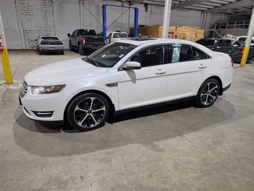 White Platinum Clearcoat Metallic 2016 Ford Taurus SEL 4dr Sedan