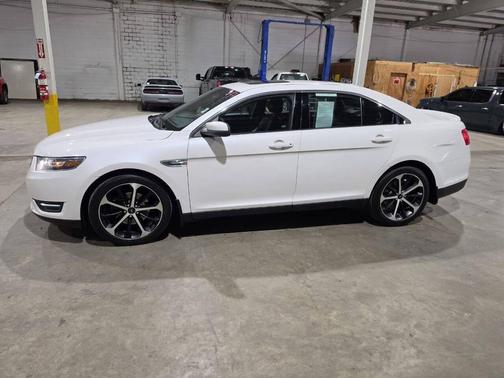 White Platinum Clearcoat Metallic 2016 Ford Taurus SEL 4dr Sedan