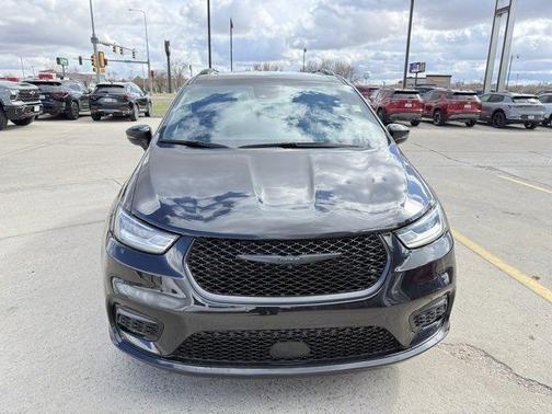 2022 Chrysler Pacifica Touring AWD