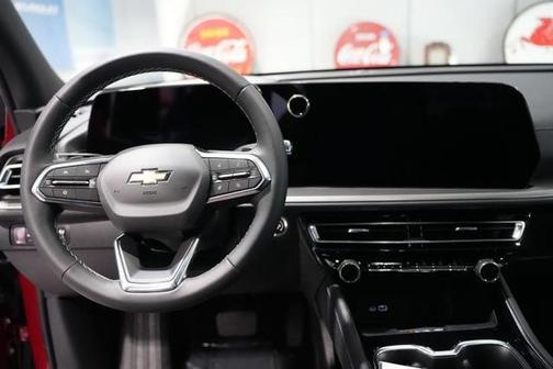 Radiant Red Tintcoat 2026 Chevrolet Traverse LT