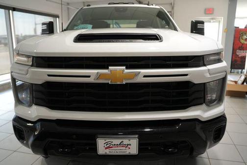 Summit White 2026 Chevrolet Silverado 2500 Custom