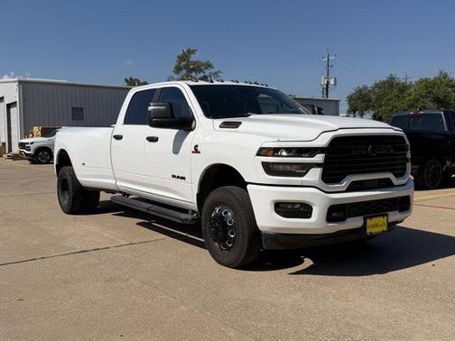 Bright White Clearcoat 2026 RAM 3500 Lone Star Crew Cab 4x4 8' Box