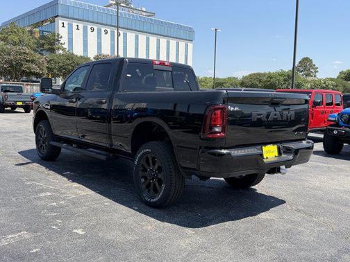 Diamond Black Crystal Pearlcoat 2026 RAM 2500 Black Express Crew Cab 4x4 6'4' Box
