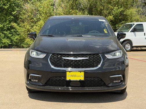 Diamond Black Crystal Pearlcoat 2026 Chrysler Pacifica L