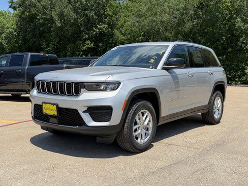 Silver Zynith 2026 Jeep Grand Cherokee Laredo