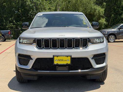Silver Zynith 2026 Jeep Grand Cherokee Laredo