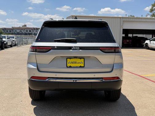 Silver Zynith 2026 Jeep Grand Cherokee Laredo