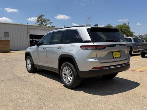 Silver Zynith 2026 Jeep Grand Cherokee Laredo
