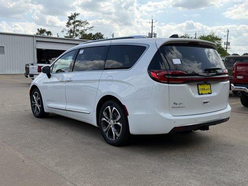 Bright White Clearcoat 2026 Chrysler Pacifica L