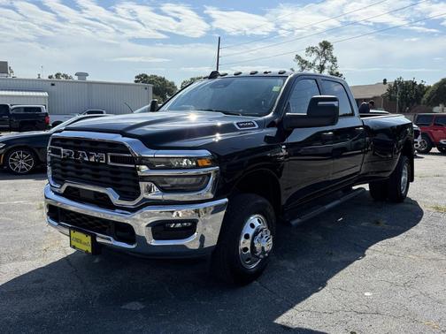 2025 RAM 3500 Tradesman Crew Cab 4x4 8' Box