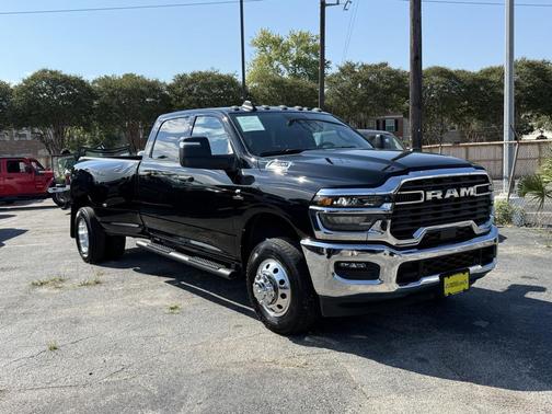 2025 RAM 3500 Tradesman Crew Cab 4x4 8' Box