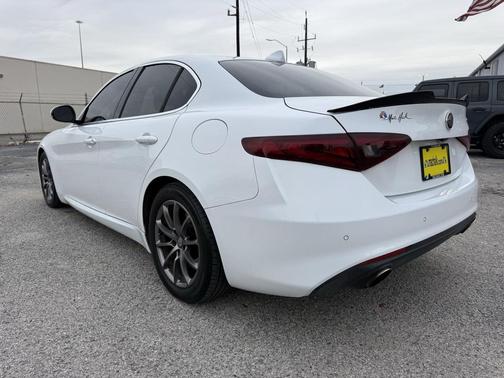 2018 Alfa Romeo Giulia Base