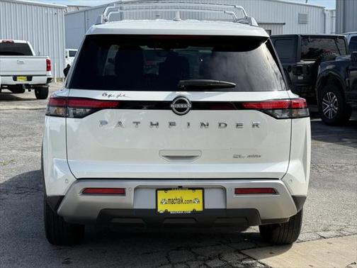 2023 Nissan Pathfinder SL 4WD