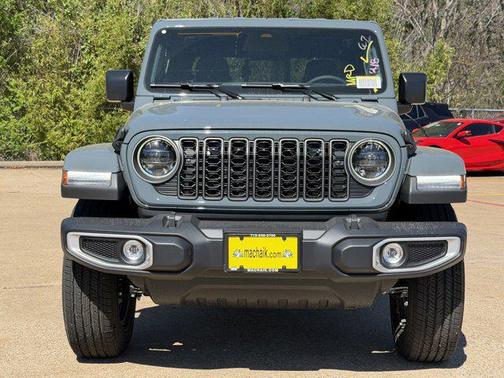 Anvil Clearcoat 2026 Jeep Gladiator Sahara 4x4