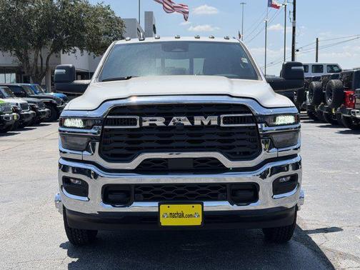 Bright White Clearcoat 2026 RAM 3500 Tradesman Crew Cab 4x4 8' Box