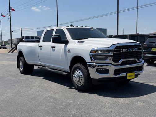 Bright White Clearcoat 2026 RAM 3500 Tradesman Crew Cab 4x4 8' Box