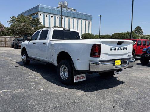 Bright White Clearcoat 2026 RAM 3500 Tradesman Crew Cab 4x4 8' Box